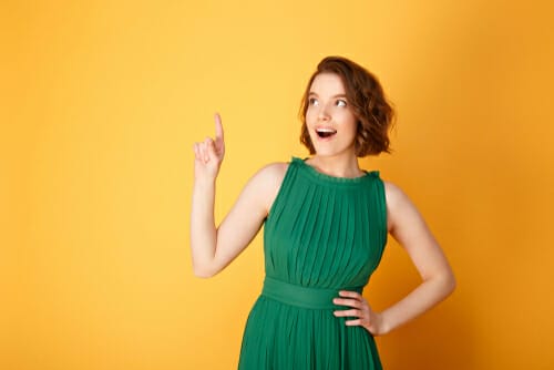 スペインで何かを指差している緑のドレスを着た女性。