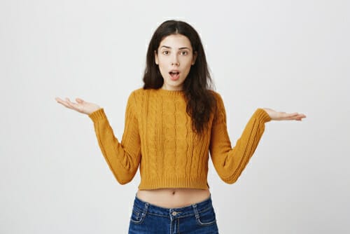 スペインで両手を広げた黄色いセーターを着た女性。 スペインで両手を広げた黄色いセーターを着た女性。