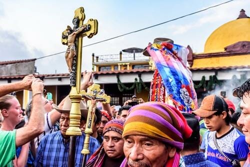 スペインの教会の前で十字架を掲げる人々のグループ。 スペインの教会の前で十字架を掲げる人々のグループ。