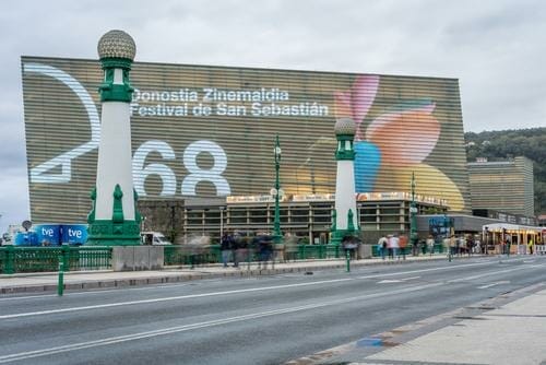 スペインにある大きな建物の前に大きな看板が立っています。 スペインにある大きな建物の前に大きな看板が立っています。
