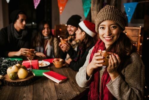 スペインのクリスマスパーティーでテーブルを囲んで座る友人のグループ。 スペインのクリスマスパーティーでテーブルを囲んで座る友人のグループ。