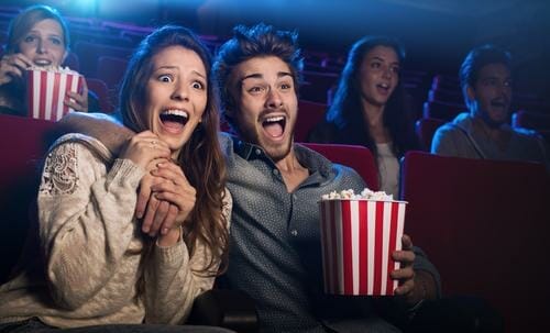 スペインの映画館で映画を見ている人々のグループ。 スペインの映画館で映画を見ている人々のグループ。