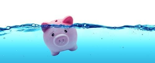 スペイン近くの水に浮かぶピンクの貯金箱。 スペイン近くの水に浮かぶピンクの貯金箱。