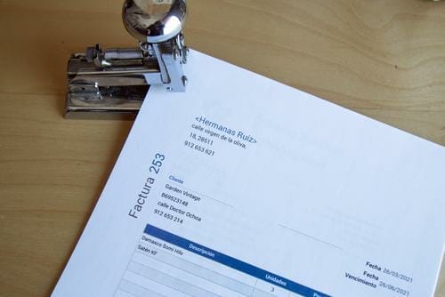 スペインでは、紙の上にホッチキスが置かれています。 スペインでは、紙の上にホッチキスが置かれています。