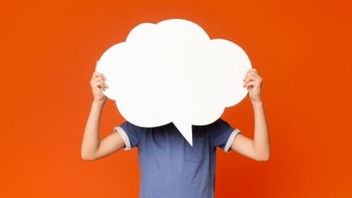 スペインで少年が頭の上に白い吹き出しをかざしている。