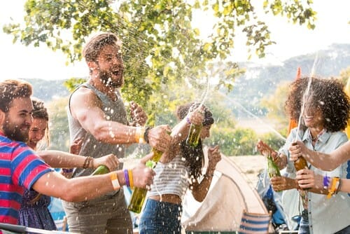 キャンプパーティーでスペイン人のグループ。 キャンプパーティーでスペイン人のグループ。