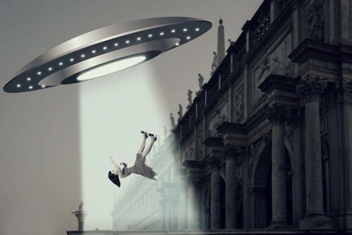 スペインの建物の前で女性の上にUFOが浮かんでいる。 スペインの建物の前で女性の上にUFOが浮かんでいる。