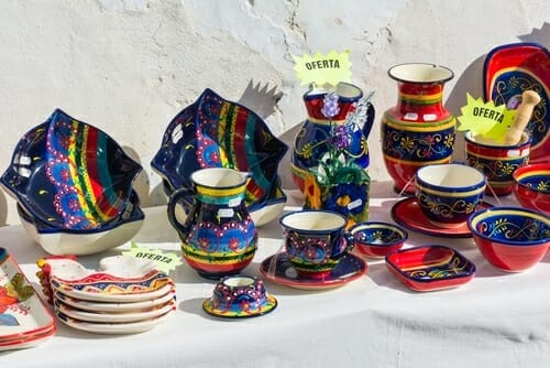 テーブルに並べられた色とりどりのスペイン陶器。 テーブルに並べられた色とりどりのスペイン陶器。