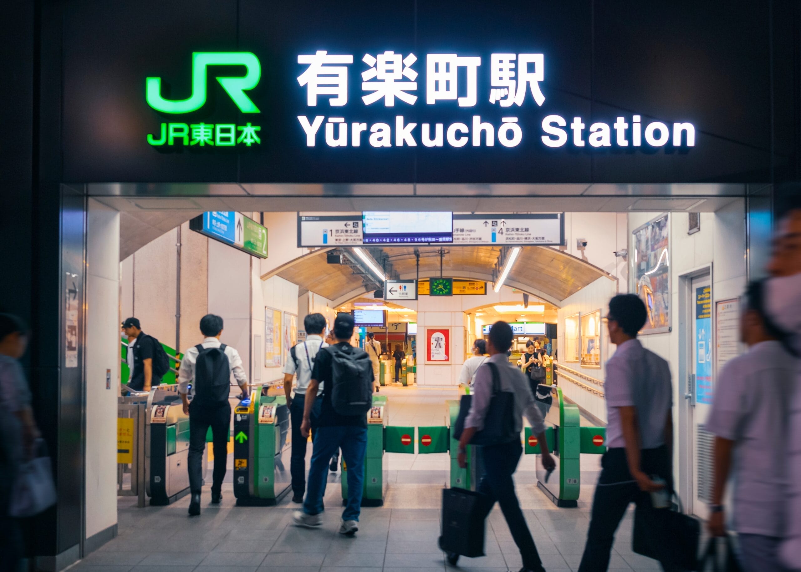 有楽町駅の改札口を通り抜け、JR東日本の看板の光を浴びている人々は、マンツーマンレッスンを受けるために近くのスペイン語教室へ向かっているのかもしれない。.