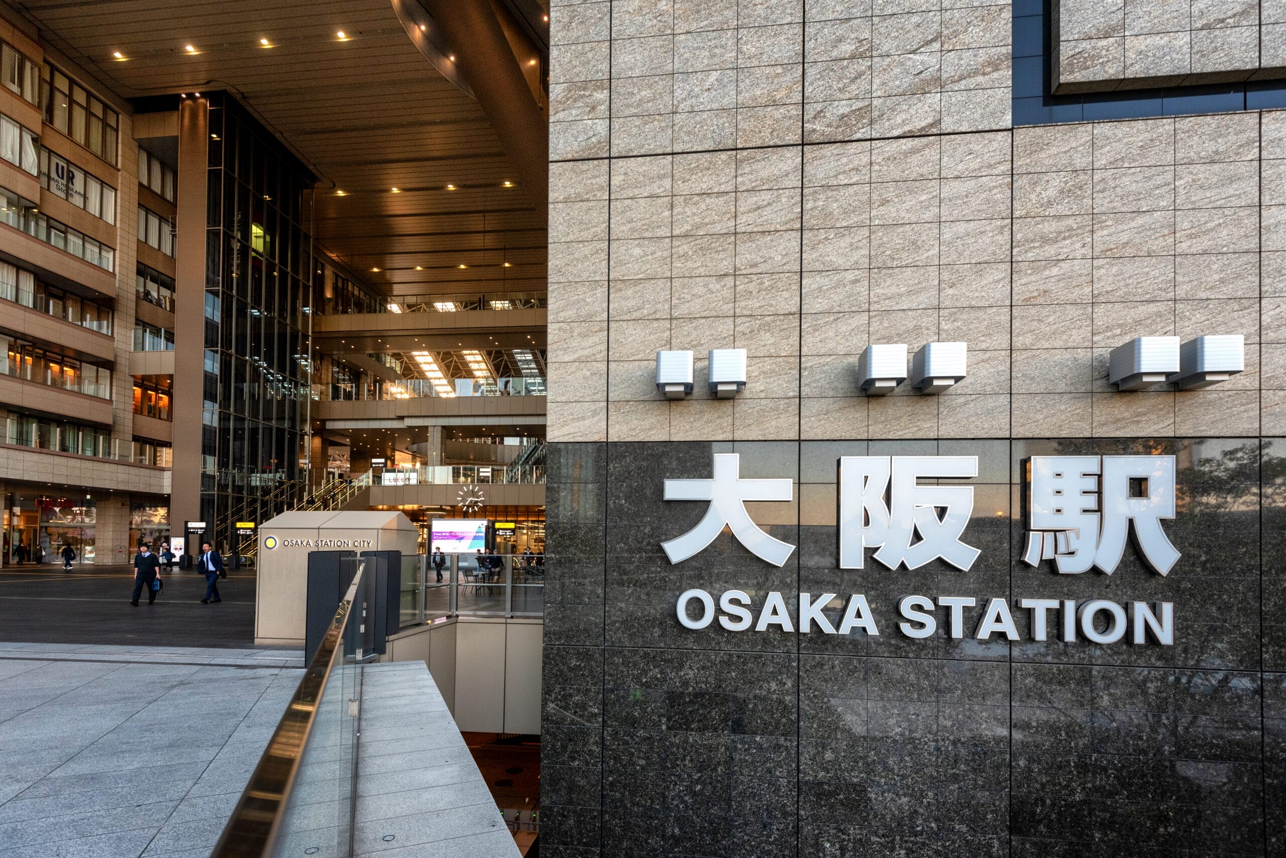 大阪駅の入り口では、近代的なビル建築の中に大きな看板が人の流れを出迎え、その近くにあるスペイン語教室マンツーマンでは、熱心な学習者向けに個別の言語レッスンを提供しています。.